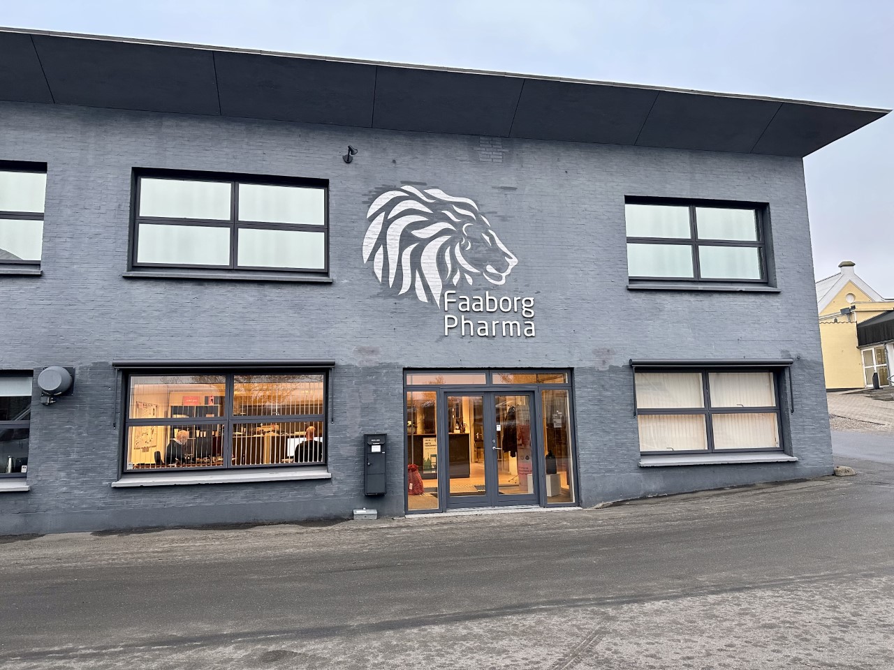 Bygningsfacade med løve logo hos den farmaceutiske virksomhed Faaborg Pharma på Sydfyn